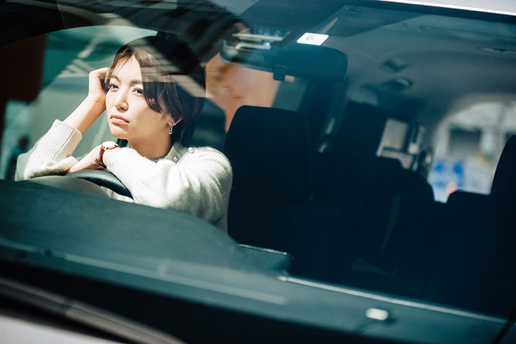 運転する女性