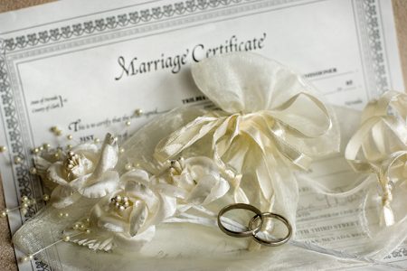 個性で思い出を華やかに！手作り結婚証明書の作り方