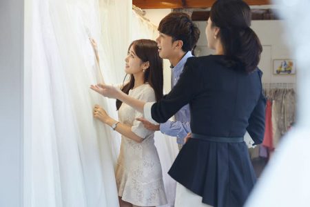 ウェディングドレス選びをする新郎新婦