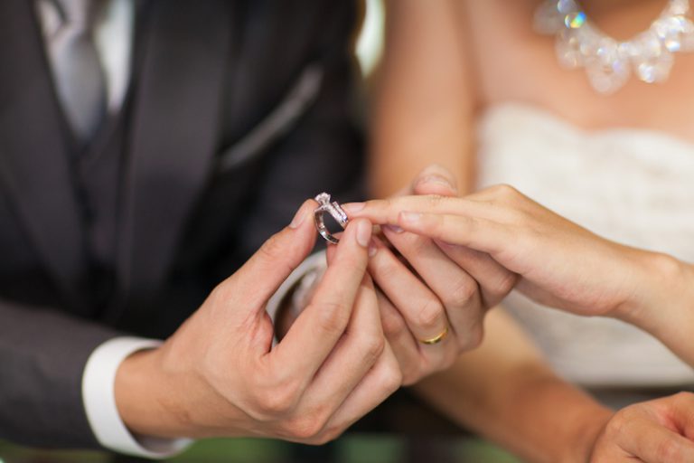 【男性用】結婚指輪5つの選び方。男性が付けたくなるリングデザインと相場 花嫁ノート