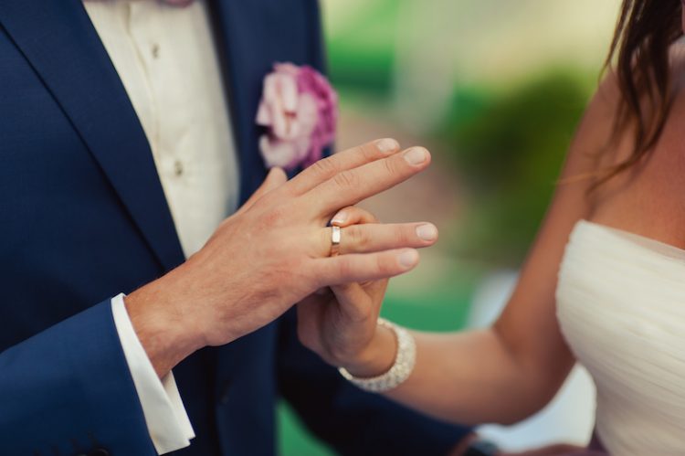 メンズ用結婚指輪5つの選び方 男性が付けたくなるリングデザインと