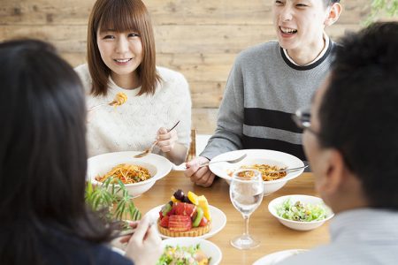 婚約指輪を着けるタイミング（義理の親に会う時）