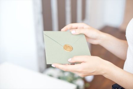 結婚式の招待状『手渡し』マナー！渡し方・準備方法を解説