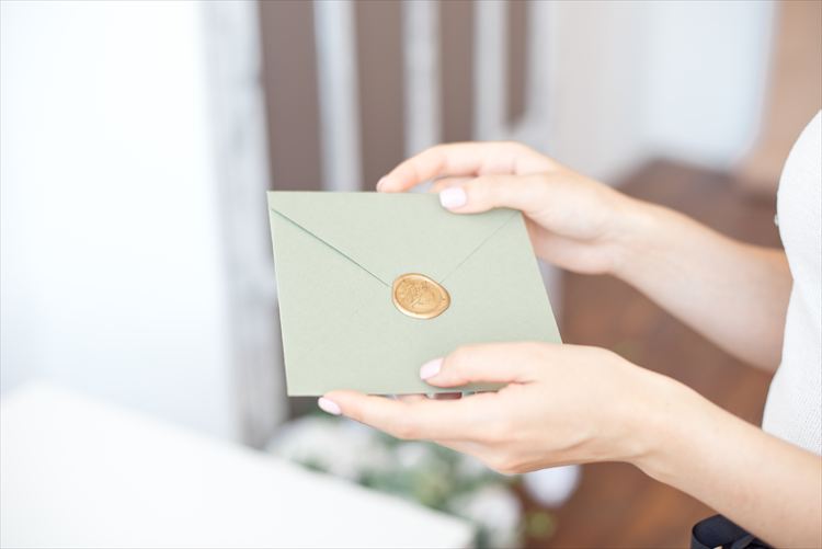 【結婚式の招待状】差出人の書き方マナー!名義別の文例もチェック