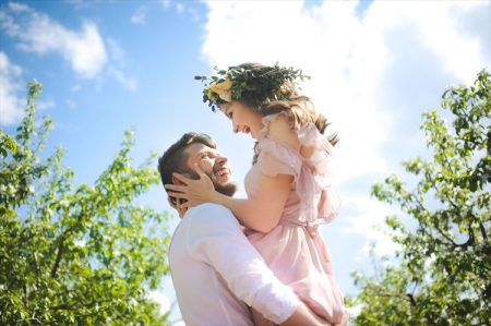 結婚式写真・前撮りでマネしたい！ロマンチックなポーズアイディア
