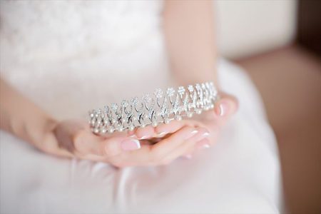 花嫁さんのヘッドドレスは「シンプル」にまとめて。海外花嫁さんに学ぶヘアアクセ特集