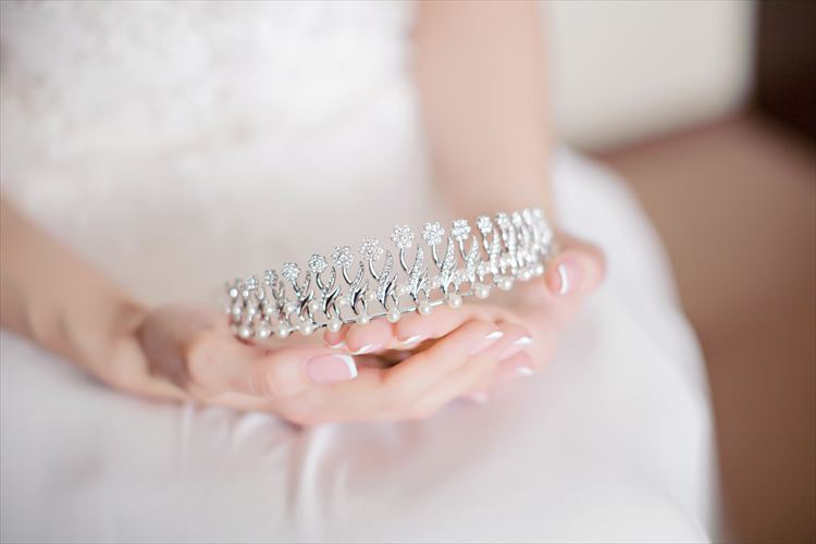 花嫁さんのヘッドドレスは「シンプル」にまとめて。海外花嫁さんに学ぶヘアアクセ特集