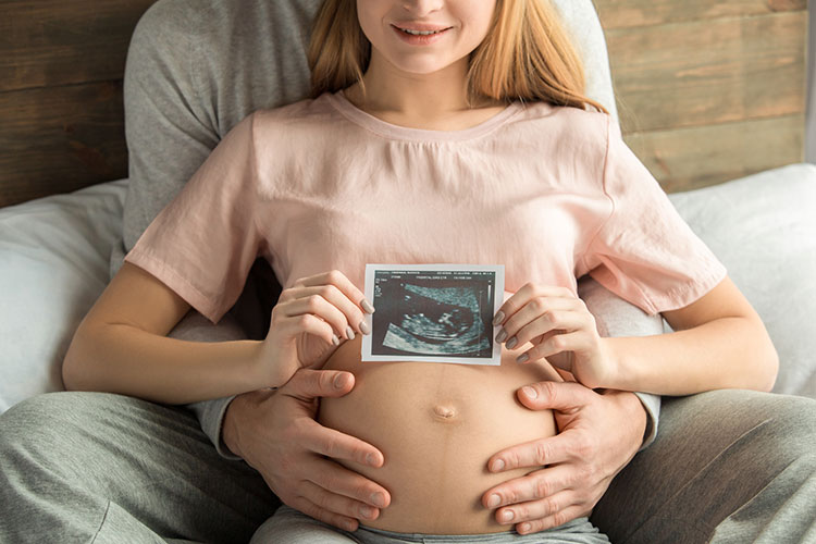 妊婦さんとエコー写真