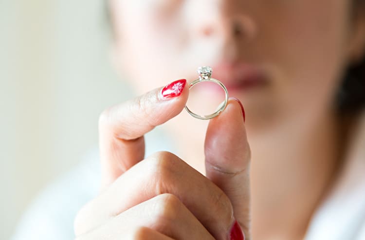 婚約指輪と結婚指輪を褻尿にするデメリット