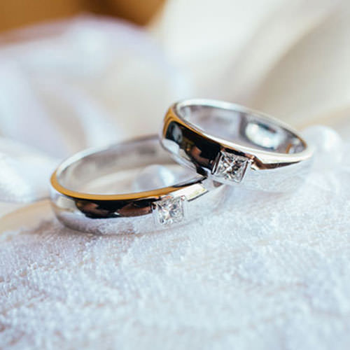 一粒ダイヤを埋め込んだ結婚指輪