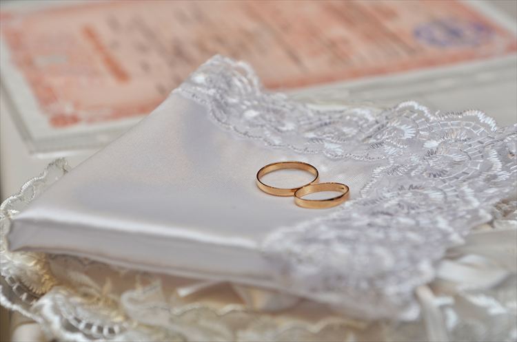 結婚式で花嫁が使うハンカチのマナーや人気ブランドを解説