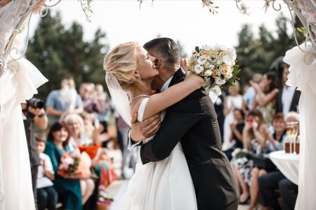 結婚式の招待客はどこまで呼んだらいい？選び方と人数別予算を解説！