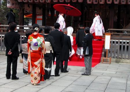 神前式で身に着ける衣装の基礎知識。白無垢・色打掛・引き振袖の違い