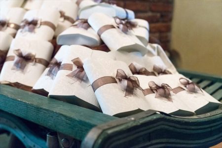 上司への引き出物相場は5,000円以上。喜ばれるアイテム＆NGマナー