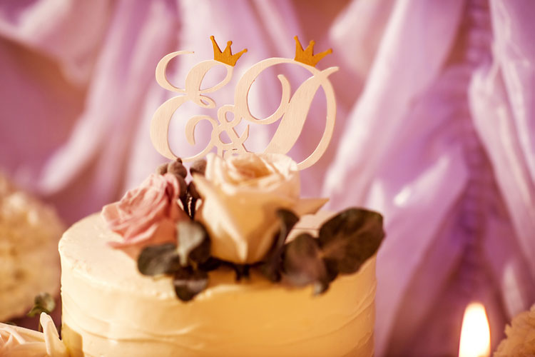 シンプルなウェディングケーキに載せたい 英語のケーキトッパーがおしゃれ 花嫁ノート