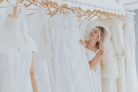 海外挙式用ドレスは「購入」「レンタル」どちらがオススメ？メリット・デメリットを解説