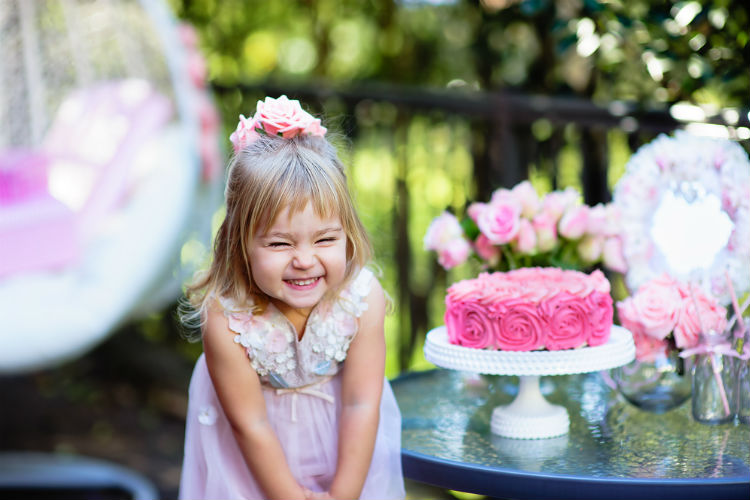 結婚式に出席する子供