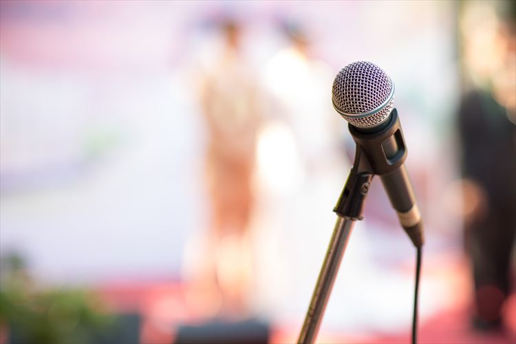 結婚式の祝辞は誰に頼むべき？依頼のマナーやお礼の方法【例文あり】