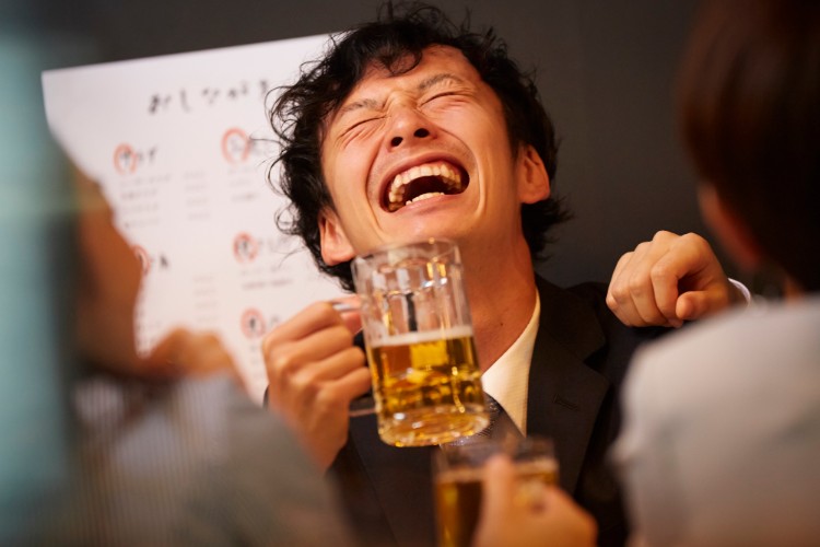 ビールを飲む男性