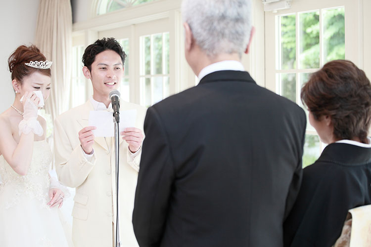 例文付き 結婚式で新郎も手紙を読もう 基本の内容と書き方 花嫁ノート