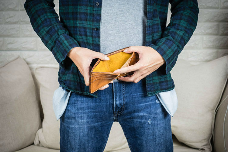 財布を持つ男性