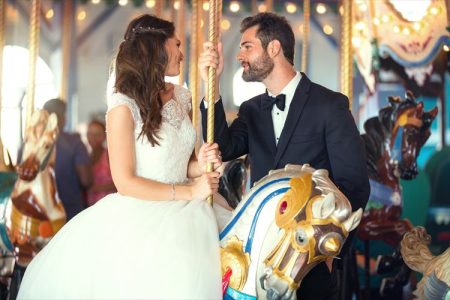 結婚式は憧れのテーマパークで！挙式スタイルやデメリットをチェック！