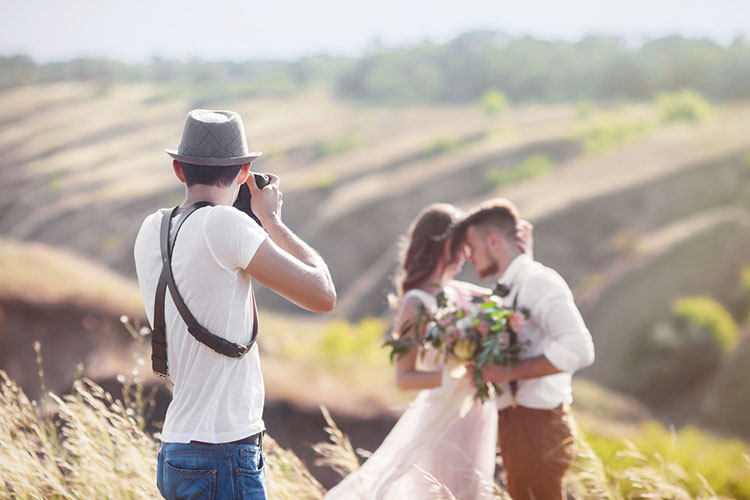 結婚式の前撮りはいつする？オススメ時期＆撮影プランを解説！