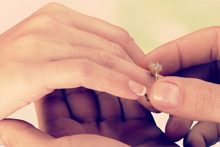 結婚指輪をはめるカップル