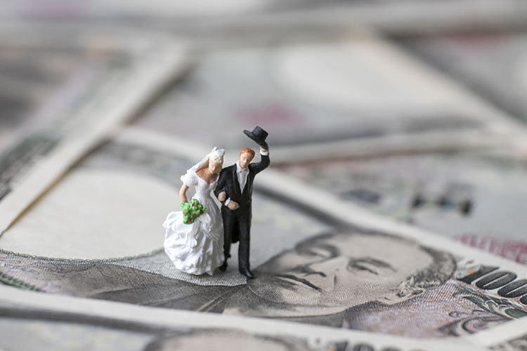 結婚式のための貯金はいくら必要？みんなの貯金額と貯めるコツ