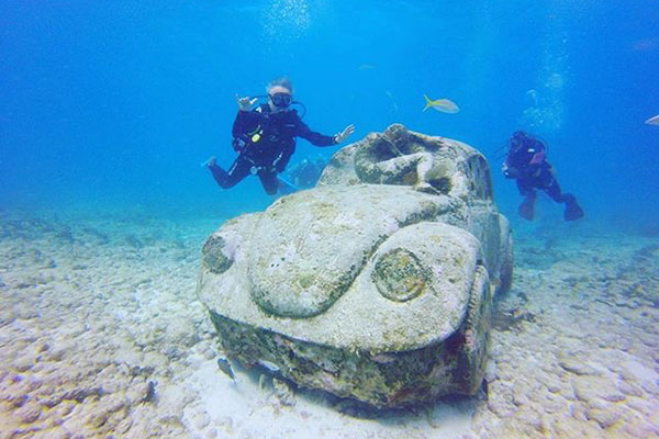 海に沈む遺跡「水中美術館」