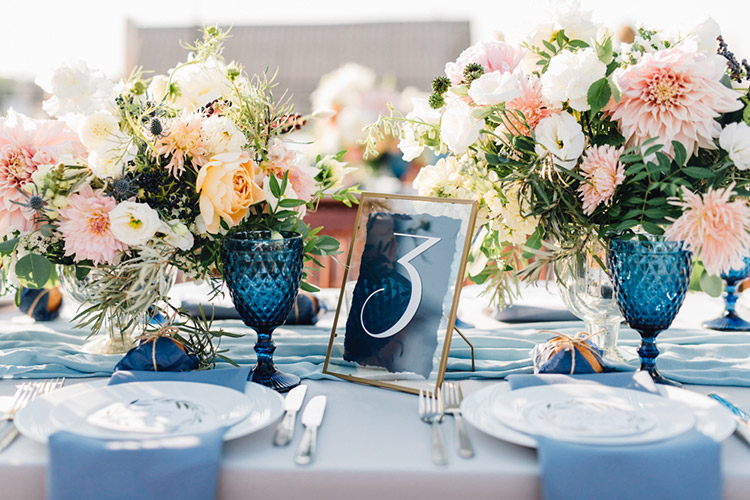 ネイビー ブルーをテーマカラーに 結婚式のテーブルコーデ集 花嫁ノート