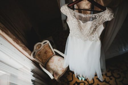 ウェディングドレス持ち込みの基礎知識！花嫁が知るべき「持ち込み料」のすべて | 花嫁ノート