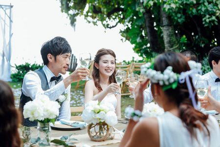 親族のみの結婚式に友人を招待する