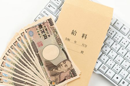 婚約指輪の相場はいくら？年収別、年齢別の予算を解説！