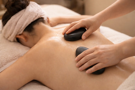 背中のストーン痩身マッサージ