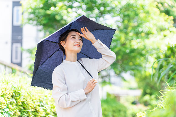 日傘をさす女性